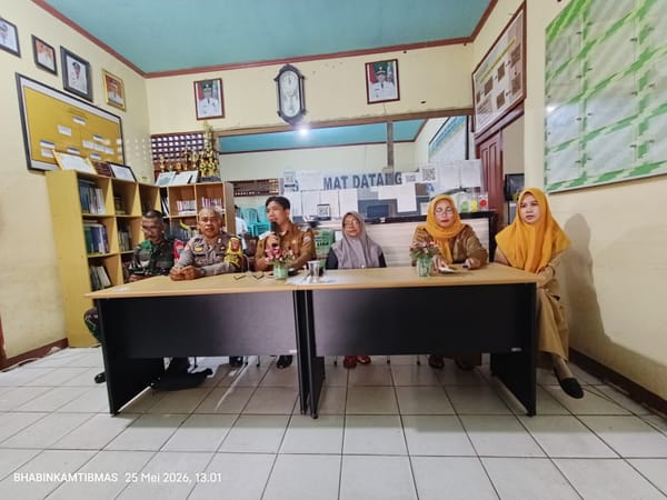 Perkuat Sinergi Tiga Pilar, Bhabinkamtibmas Tanjung Hilir Ikut Matangkan Persiapan Lomba Kantor Kelurahan