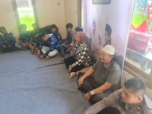 Kapolsek Pontianak Selatan Bersama Tokoh Masyarakat dan Relawan Salurkan Bansos ke Panti Asuhan