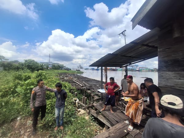 Sambangi Warga Tepian Sungai Kapuas, Patroli Enggang Polsek Pontianak Utara Sampaikan Pesan Kamtibmas
