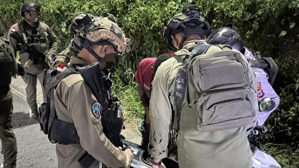 Ciptakan Situasi Kondusif, Satgas Ops Damai Cartenz 2026 Sita Senjata Tajam dalam Patroli dan Razia Malam di Nabire