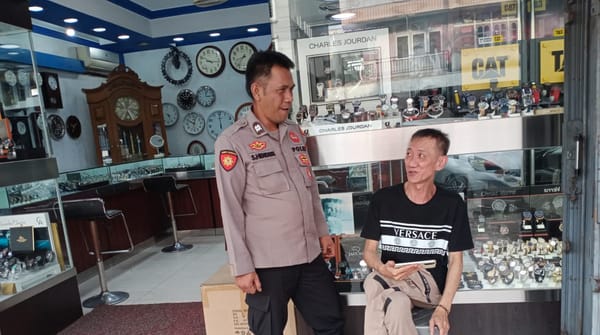 Patroli Dialogis di Pasar Nusa Indah, Aiptu S. Henderi Sampaikan Pesan Kamtibmas