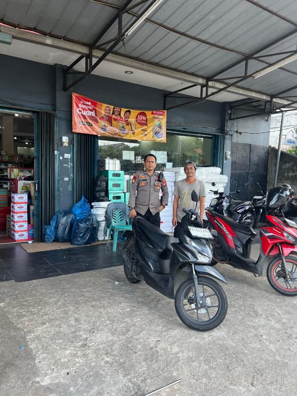 Personel Enggang Polsek Pontianak Barat Ajak Warga dan Petugas Parkir Jaga Keamanan Lingkungan