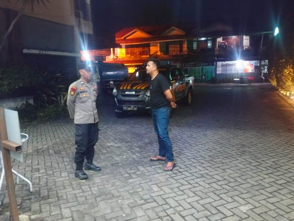 Enggang Timur Sapa Penjaga Malam, Sampaikan Pesan Kamtibmas saat Patroli Rutin