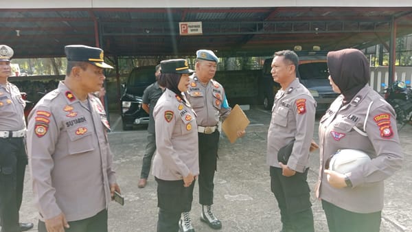Wujudkan Pelayanan Humanis, Kapolsek Pontianak Selatan Awasi Penampilan dan Kedisiplinan Personel