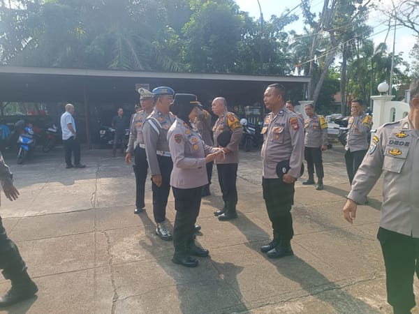 Tegakkan Disiplin Internal, Kapolsek Pontianak Selatan Lakukan Pengecekan Sikap Tampang Anggota