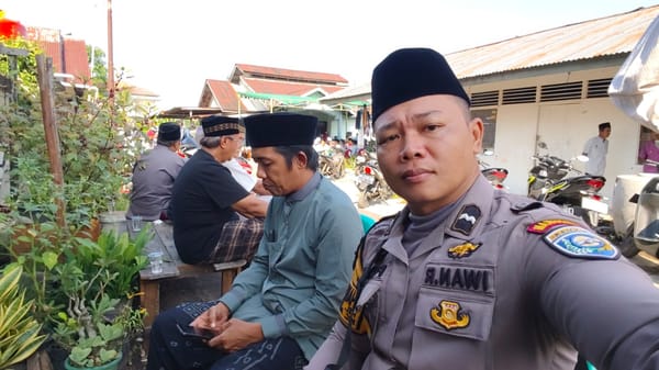 Bhabinkamtibmas Siantan Hulu Hadiri Rumah Duka, Pererat Kedekatan dengan Masyarakat