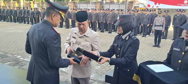 Kapolresta Pontianak Pimpin  upacara Pelepasan Purna Bhakti Personel Polresta Pontianak