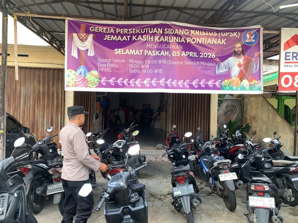 Personel Polsek Pontianak Barat Laksanakan Pengamanan dan Patroli Gereja Saat Ibadah Minggu