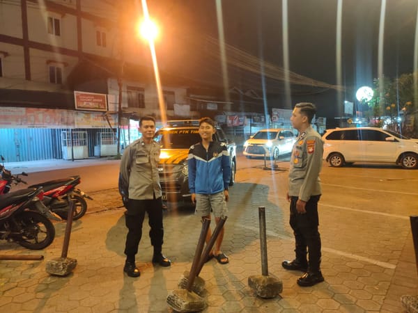 Melalui Patroli Malam, Enggang Timur Perkuat Sinergi dengan Juru Parkir dalam Menjaga Keamanan Lingkungan