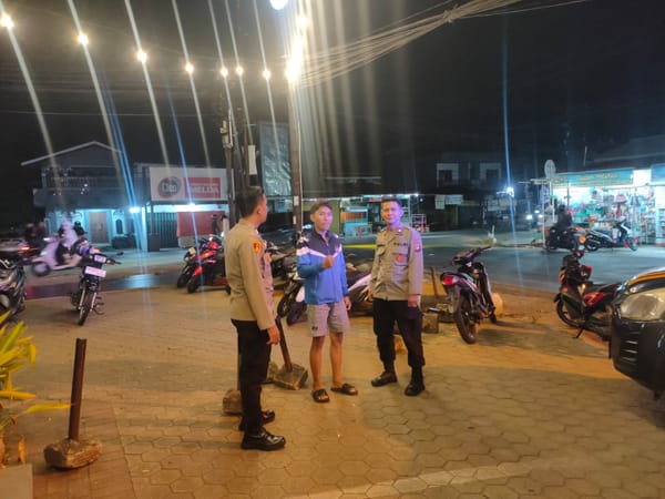 Jaga Kondusivitas Wilayah, Personel Enggang Timur Berikan Pesan Kamtibmas kepada Juru Parkir Saat Patroli Malam