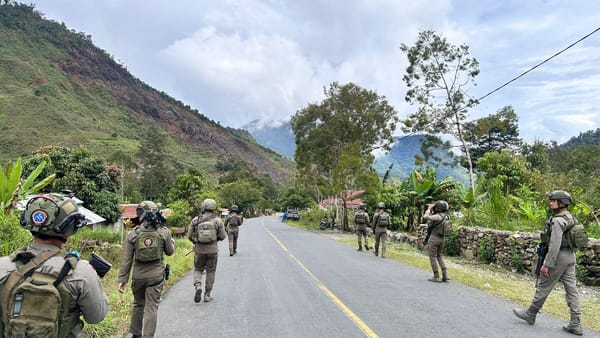 Jaga Kamtibmas dan Bangun Kepercayaan Publik, Personel Ops Damai Cartenz Sambangi Warga Puncak Jaya