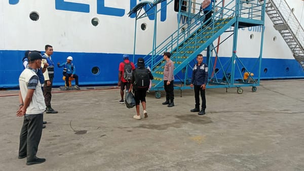 Polsek Pelabuhan Dwikora Perketat Pengamanan Debarkasi dan Pemeriksaan Manifest Penumpang di Pelabuhan Dwikora