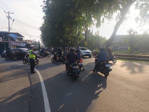Wujud Pelayanan Prima, Unit Lantas Polsek Pontianak Kota Kawal Kelancaran Lalu Lintas pada Jam Sibuk Pagi