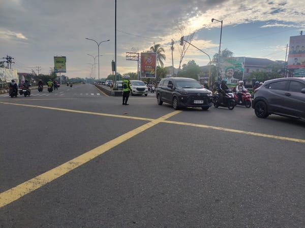 Ciptakan Kamseltibcarlantas, Unit Lantas Polsek Pontianak Timur Laksanakan Pengaturan Pagi di Simpang Tanjung Raya