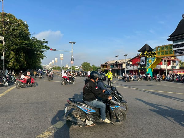 Hadir di Jam Sibuk, Unit Lantas Polsek Pontianak Timur Kawal Aktivitas Pagi Masyarakat di Simpang Tanjung Raya
