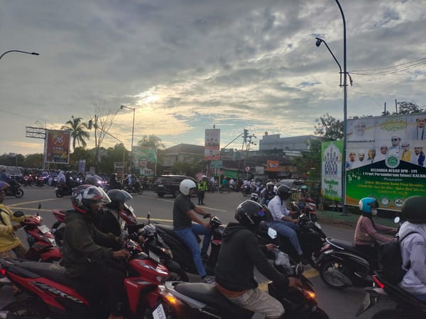 Unit Lantas Polsek Pontianak Timur Gelar Pengaturan Pagi di Simpang Tanjung Raya, Arus Lalu Lintas Tetap Lancar