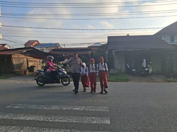 Polsek Pontianak Barat Gelar Strong Point Pagi, Edukasi Masyarakat Tertib Berlalu Lintas