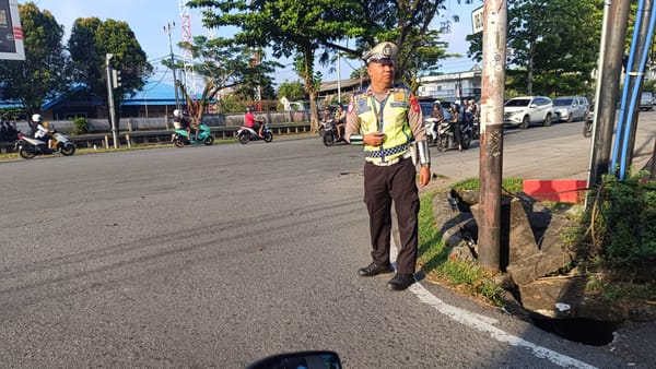 Hadir di Tengah Aktivitas Warga, Polsek Pontianak Barat Sampaikan Imbauan Keselamatan Berkendara