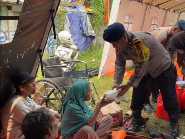 Peduli Korban Kebakaran Pasar Jiung, Brimob Metro Jaya Turunkan Dua Unit Dapur Lapangan