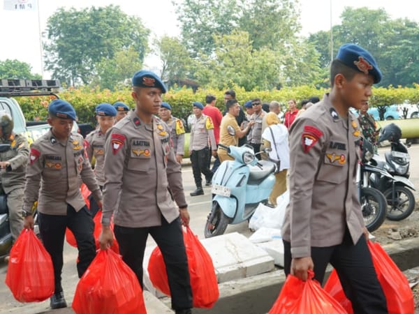 Brimob Metro Jaya Kerahkan Randurlap, Salurkan Ribuan Porsi Makanan bagi Korban Kebakaran Pasar Jiung