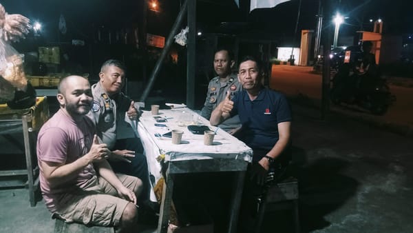 Patroli Malam Enggang Timur Sambangi Penjaga Malam, Sampaikan Pesan Kamtibmas untuk Jaga Keamanan Lingkungan