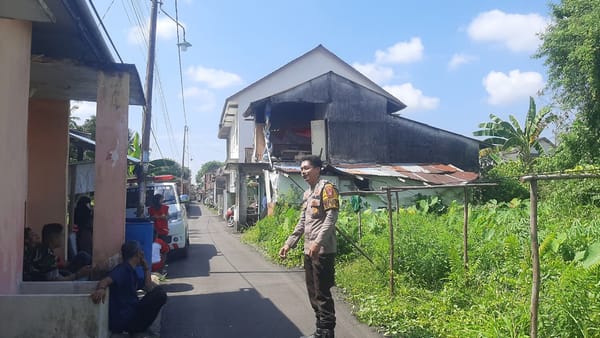 Peduli Warga Terdampak, Bhabinkamtibmas dan Tiga Pilar Tinjau Rumah Roboh di Bangka Belitung Darat