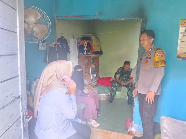 Bhabinkamtibmas Bersama Tiga Pilar Gerak Cepat Cek Kondisi Rumah Roboh Milik Warga
