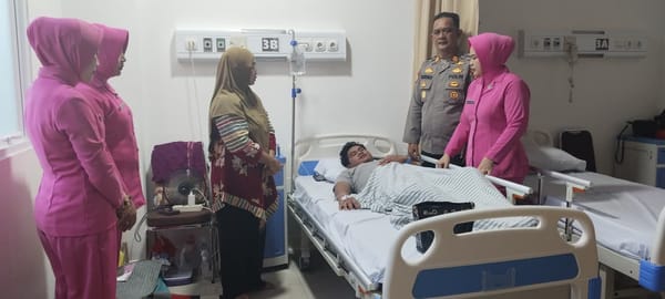 Wujud Kepedulian, Kapolsek Pontianak Timur Beserta Ketua Ranting Bhayangkari Kunjungi Anak Anggota yang Sakit