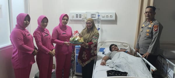 Pererat Kebersamaan Keluarga Besar Polri, Kapolsek Pontianak Timur Jenguk Anak Anggota di RS Bhayangkara