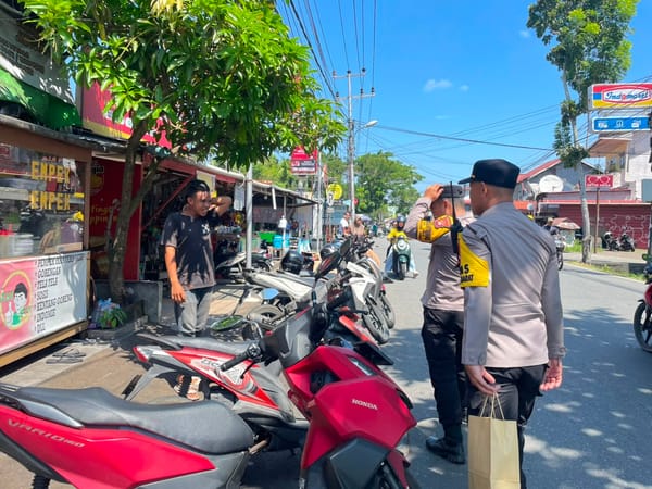 Binmas Polsek Pontianak Barat Gelar Patroli Dialogis dan Salurkan Sarana Kontak kepada Petugas Parkir serta Security Sekolah