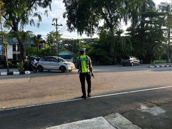 Personil Polsek Pontianak Selatan melakukan pengaturan arus lalin, Jaga Arus Tetap Lancar dan Kondusif