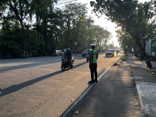 Personel Polsek Pontianak Selatan Laksanakan Pengaturan Lalu Lintas untuk Jaga Kelancaran Arus Kendaraan