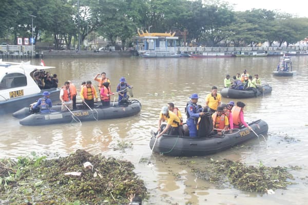Kapolda Kalsel Pimpin Aksi Bersih-bersih Lingkungan di Banjarmasin
