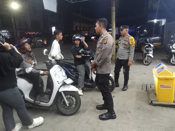 Cegah Gangguan Kamtibmas, Patroli Enggang Selatan Ingatkan Remaja untuk Tidak Berkumpul Larut Malam
