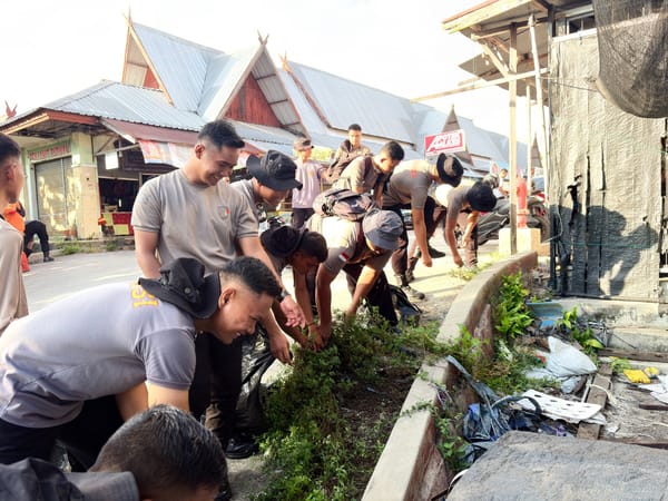 Polda Kalteng Bersinergi Gelar Korve Massal Pasar Kahayan untuk Lingkungan yang Lebih Bersih