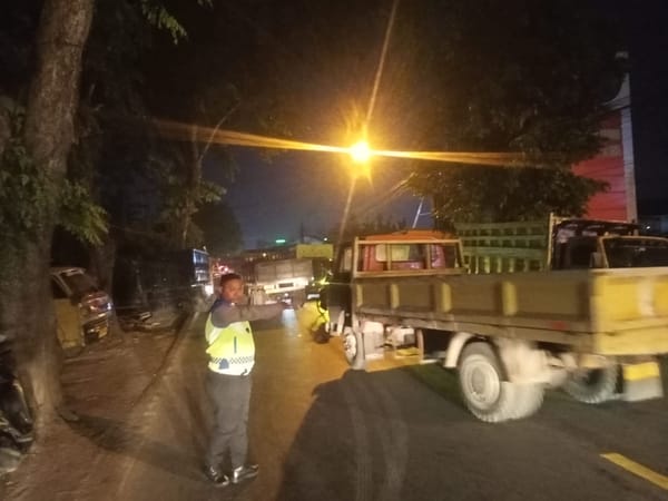Polsek Pontianak Utara Turun Tangan Atur Antrean Truk BBM Demi Kelancaran Arus Lalu Lintas