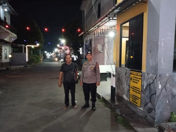 Enggang Timur Perkuat Kamtibmas Melalui Patroli Dialogis Bersama Warga dan Penjaga Malam