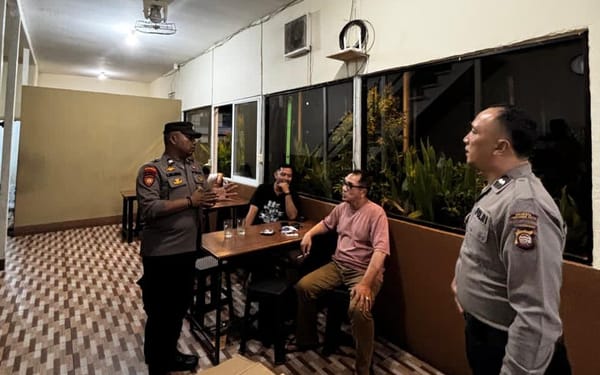 Sambangi Warga di Malam Hari, Polsek Pontianak Kota Sampaikan Pesan Keamanan Lingkungan
