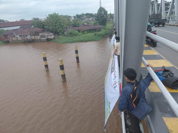 Polsek Pontianak Utara Amankan Aksi Bersih Sungai Mahasiswa Pecinta Alam pada Hari Lingkungan Hidup