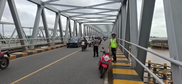 Peringati Hari Lingkungan Hidup, Polsek Pontianak Utara Kawal Kegiatan Bersih Sungai oleh Mahasiswa