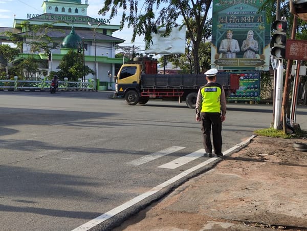 Polsek Pontianak Barat Berikan Pelayanan Strong Point Pagi untuk Kelancaran Aktivitas Masyarakat