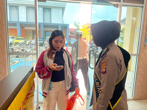 Tingkatkan Kualitas Pelayanan Publik, Polwan Polresta Pontianak Siaga di SPKT