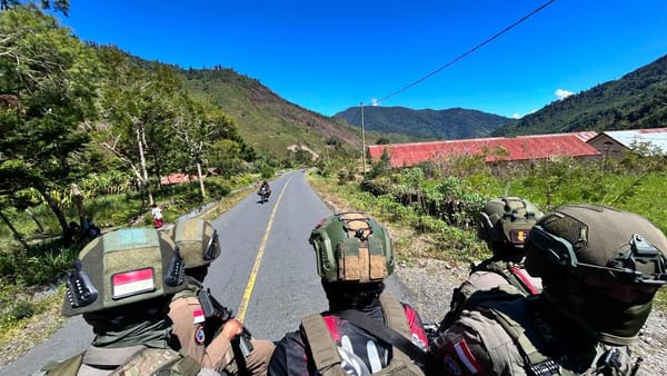 Patroli Humanis Satgas Damai Cartenz di Talilime Pererat Kemitraan dan Kepercayaan Masyarakat