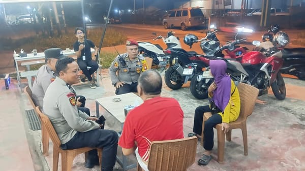 Patroli Enggang Selatan Tunjukkan Kepedulian, Bantu Lansia Linglung Kembali Bertemu Keluarga