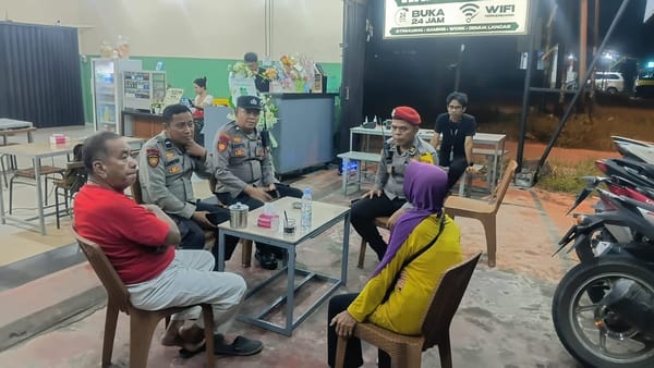 Sentuhan Humanis Polisi, Personel Patroli Enggang Selatan Antar Lansia Kembali ke Rumah