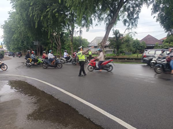 Personel Lantas Polsek Pontianak Kota Rutin Lakukan Pengaturan Lalu Lintas di Jam Sibuk Pagi