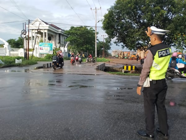 Wujud Pelayanan Prima, Polisi Lalu Lintas Polsek Pontianak Kota Atur Arus Kendaraan Pagi Hari