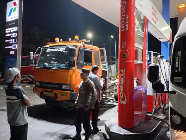 Patroli Enggang Polsek Pontianak Utara Pantau SPBU untuk Cegah Gangguan Kamtibmas Terkait Harga BBM