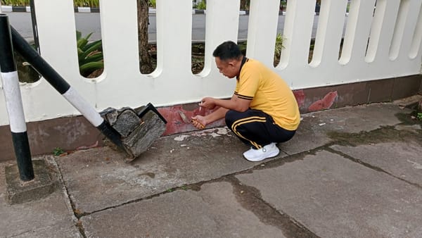 Sambut HUT Bhayangkara ke-80, Kapolsek Pontianak Selatan Pimpin Aksi Gotong Royong Bersihkan Mako
