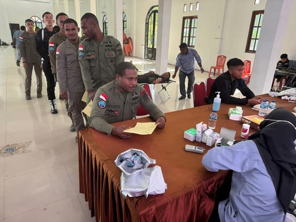 Semarak Hari Bhayangkara ke-80, Personel Damai Cartenz Ikut Aksi Donor Darah untuk Kemanusiaan di Nabire